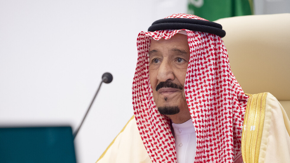 العاهل السعودي وولي عهده يعزيان رئيس الإمارات في وفاة المسؤول