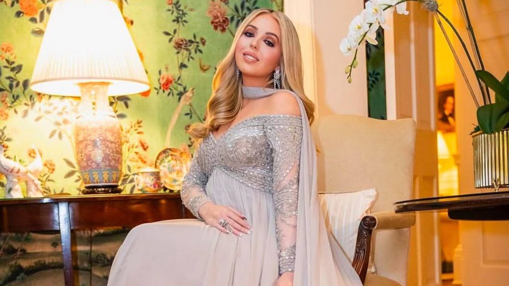 تيفاني ترامب تتألق بالأزرق مع إعلانها عن جنس مولودها في احتفال عائلي مؤثر